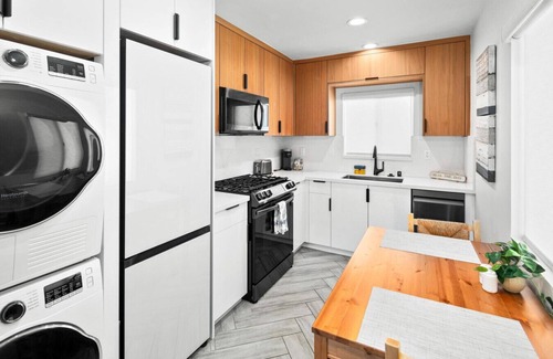 Ocean Beach Apartment | Stylish Coastal Retreat 2 Blocks to Beach & Cafes