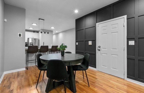 Near West Side Condo | Stylish & Comfy 2BR/2.5BTH condo w/Pool and Poker table near Med/United Center