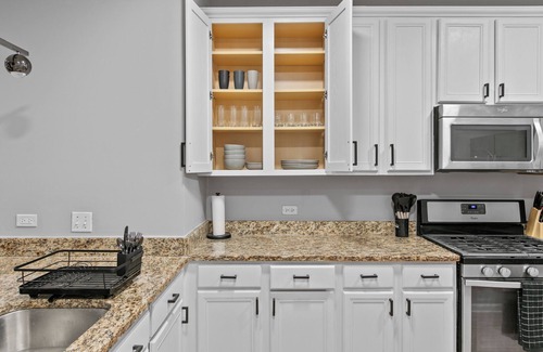 Near West Side Condo | Stylish & Comfy 2BR/2.5BTH condo w/Pool and Poker table near Med/United Center