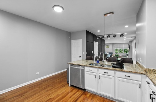 Near West Side Condo | Stylish & Comfy 2BR/2.5BTH condo w/Pool and Poker table near Med/United Center