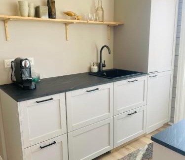 Borgarnes Apartment | Stylish cottage with hot tub