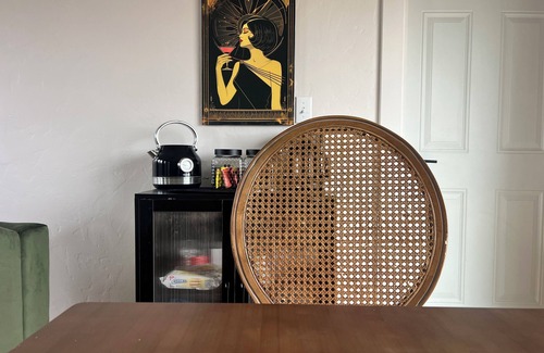 Anaconda House | Stylish/Cozy 2 BR Art Deco Retreat- Wifi, AC, Central Location!