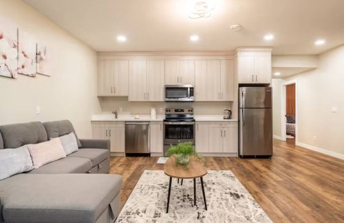 Silverado Apartment | Stylish & Cozy Suit near Spruce Meadows-3 beds- sleeps 6 -Backyard-EV