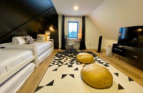 Kingsville House | Stylish Downtown Kingsville Getaway with Putting Green, Firepit & Games