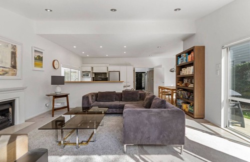 Remuera Apartment | Stylish Executive Remuera Home| by Furnished Rentals