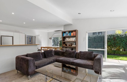 Remuera Apartment | Stylish Executive Remuera Home| by Furnished Rentals