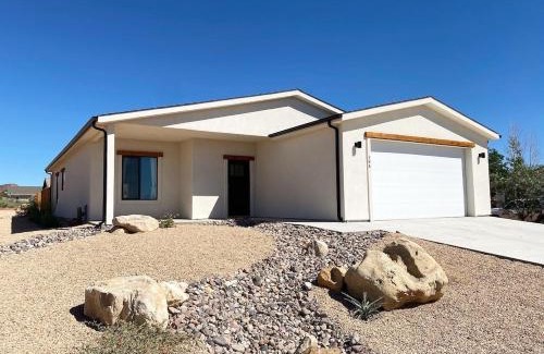 Kanab House | Stylish Family Home in Kanab 40 Mins to Zion NP