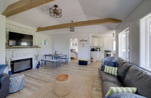 Grass Lake Cottage | Stylish Grass Lake Retreat - Steps to Park!