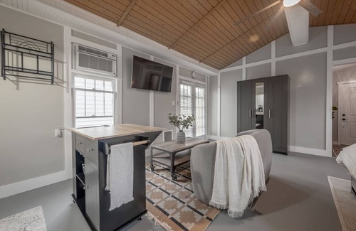 Seminole Heights House | Stylish Guest House in Seminole Heights with Workspace |Private entrance, Parking, Patio & Grill