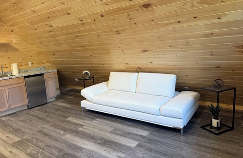 Sangerville Apartment | Stylish Guest Loft – Cozy & Quiet Stay in charming Sangerville