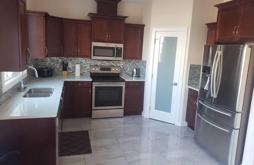 Timberlea House | Stylish Heritage Apt Ideal For Long Stays - 3 BR with Jacuzzi