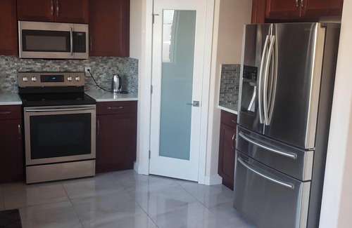 Timberlea House | Stylish Heritage Apt Ideal For Long Stays - 3 BR with Jacuzzi