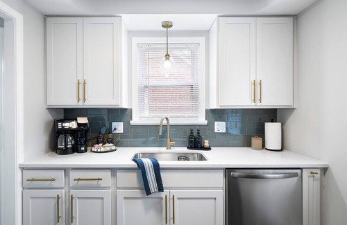 Cleveland Heights Apartment | Stylish Home|Game Room W/Wet Bar|Sleeps 9|Outdoor Space