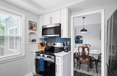 Cleveland Heights Apartment | Stylish Home|Game Room W/Wet Bar|Sleeps 9|Outdoor Space