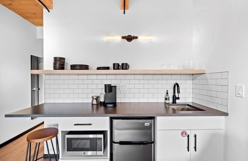 West Central Apartment | Stylish loft with city view at Kendall Yards Suite