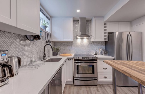 Parkdale House | Stylish Modern 2 Bdrm Apartment Near Lake Ontario