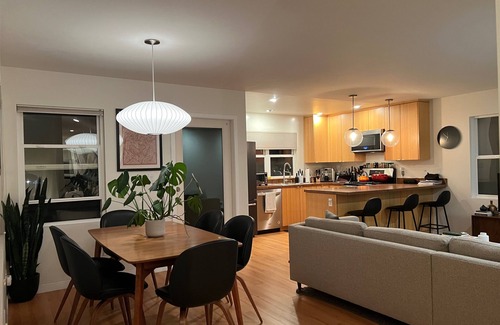 Ocean Beach House | Stylish, Modern 3-Level House-Yard-Patio-Balcony-Sauna- Blocks to Beaches - OB