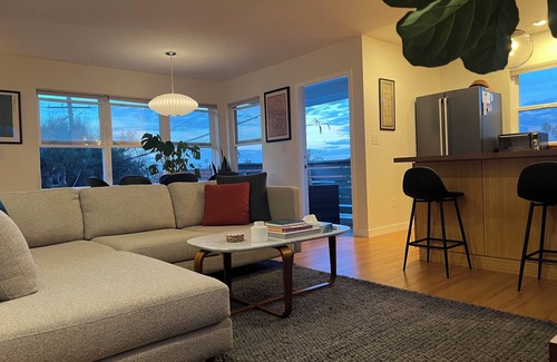 Ocean Beach House | Stylish, Modern 3-Level House-Yard-Patio-Balcony-Sauna- Blocks to Beaches - OB