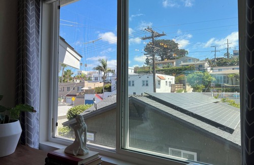 Ocean Beach House | Stylish, Modern 3-Level House-Yard-Patio-Balcony-Sauna- Blocks to Beaches - OB