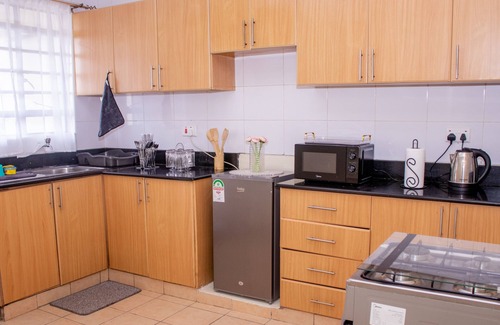 Nakuru Apartment | Stylish Modern Suite- Netflix +Balcony: The Monarch