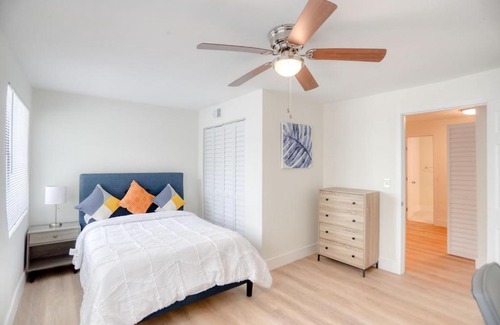 Southwest Coconut Grove House | Stylish, Modern with a splash of Glam! Upscale 4-3 In Historic Coconut Grove