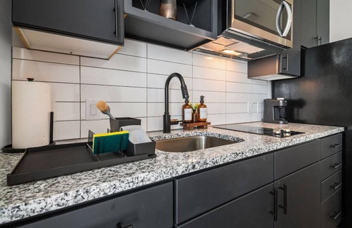 Neartown Condo | Stylish New Studio DT | Pool, Gym & Rooftop Lounge