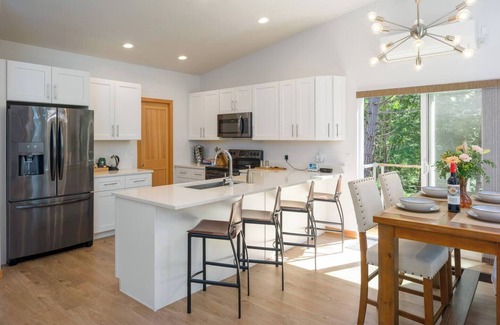 Rosario House | Stylish Retreat, Chef's Kitchen, Minutes to Moran Park, Rosario Resort, and Town