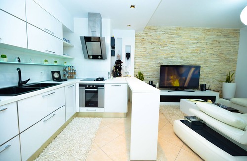 Vlore Apartment | Stylish romantic penthouse w/hot tub-5 min walk from beach family-friendly