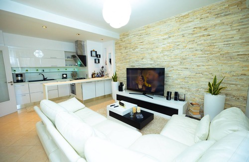 Vlore Apartment | Stylish romantic penthouse w/hot tub-5 min walk from beach family-friendly