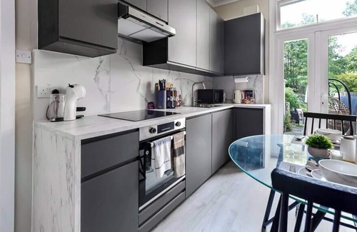 Thurlow Park Apartment | Stylish Sanctuary in London