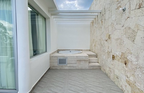El Soco Villa | Stylish Spacious Villa Pool Hot tub Near The Beach