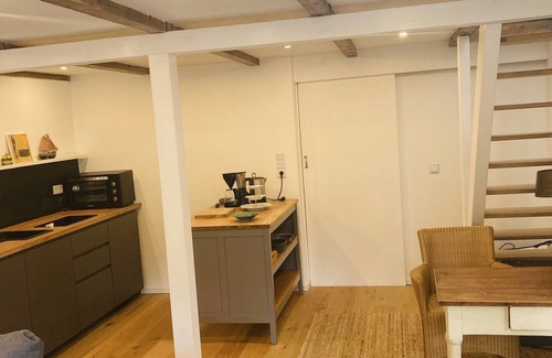 Eimsbuettel Apartment | Stylish studio apartment in 100-year-old country house with enchanted garden