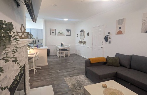 Dallas Apartment | Stylish Suite | 10 Mins to DT | Pool, Gym, Parking