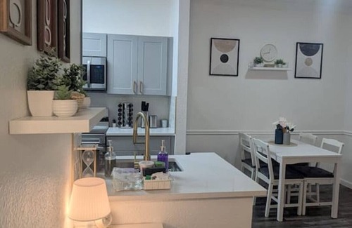 Dallas Apartment | Stylish Suite | 10 Mins to DT | Pool, Gym, Parking