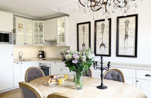 Quartier du Gros-Caillou Apartment | Stylish & Sunny with Breath-taking Eiffel View, Perfect for Families