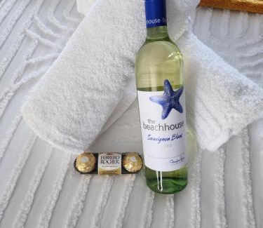 Hillhead Apartment | Sugar Shores - Studio Apartment