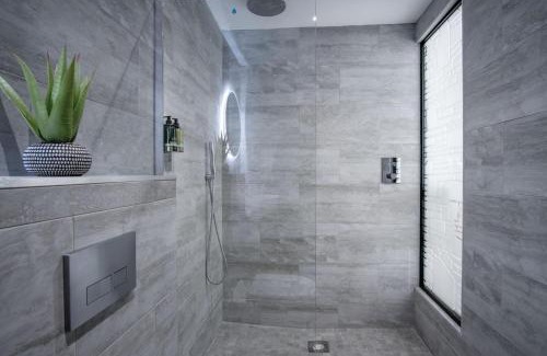 Pen-y-cae Apartment | Suite 9 - Sleeping Giant Hotel - Pen Y Cae Inn