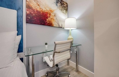 Mott Haven Hotel | Suite+Balcony | Full Bed+Kitchenette | near NYC