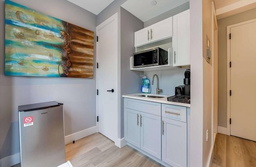 Mott Haven Hotel | Suite+Balcony | Full Bed+Kitchenette | near NYC