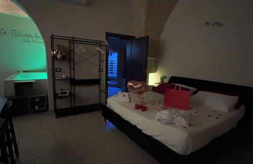 Pulsano House | Suite Il Vico – Charming Spa Suite with Jacuzzi, Sauna and Quadruple Room