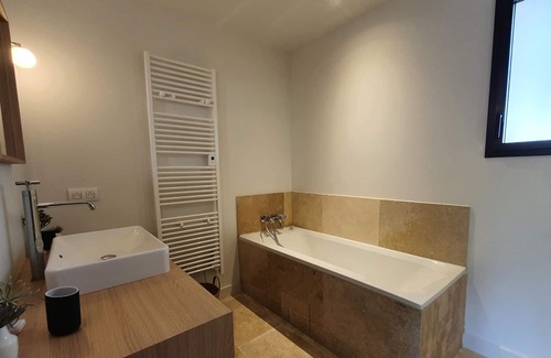 Gordes House | Suite Pagnol - King Size - Shower+Bath - Forest vi