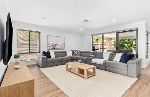 Armstrong Creek House | Summer Breeze - 10 mins to Barwon Heads & Torquay!