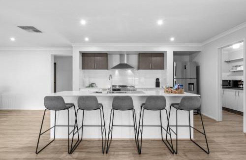 Armstrong Creek House | Summer Breeze - 10 mins to Barwon Heads & Torquay!