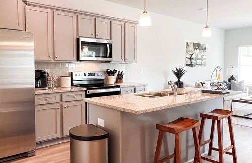 Lake Oconee House | Summer is still here! lakefront, pool, kayaks, paddle board’s & slip.