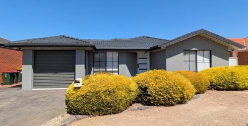 Delahey House | Summery 3BR Home by Mel Airport, CBD & Watergardens