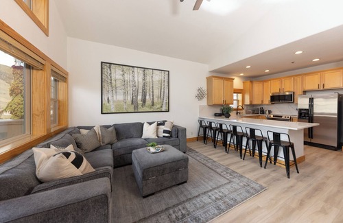 Dillon Condo | Summit County Basecamp: Escape to the Mountain Lake! Garage-Grill-In Town!