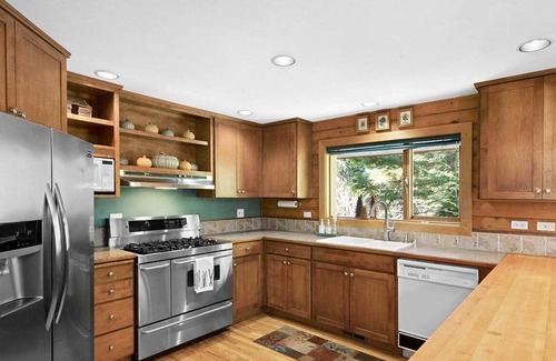 Hyak Cabin | Summit Log Cabin With Hot Tub & Sauna