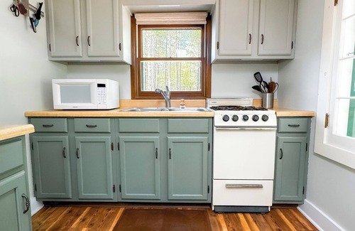 Big Bay House | Sunbeam Cottage - charming 2-bed lakefront house minutes from Big Bay