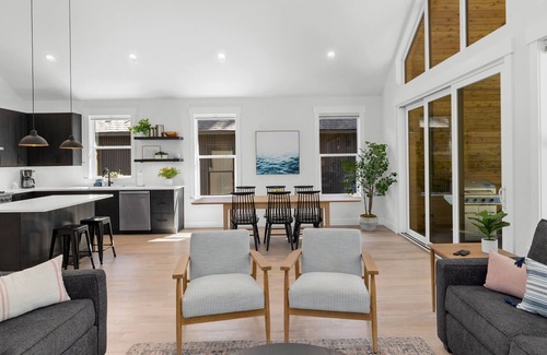 Roslyn House | Suncadia NEW Modern Home + Detached Studio~ Hot Tub~ Game Rm~ Fire Pit~ Bunk Rm