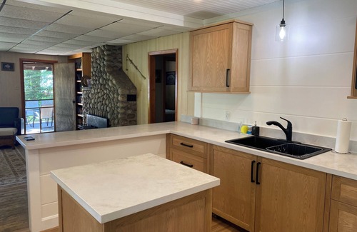 Strong Cottage | Sundridge Cottage on Lake Bernard